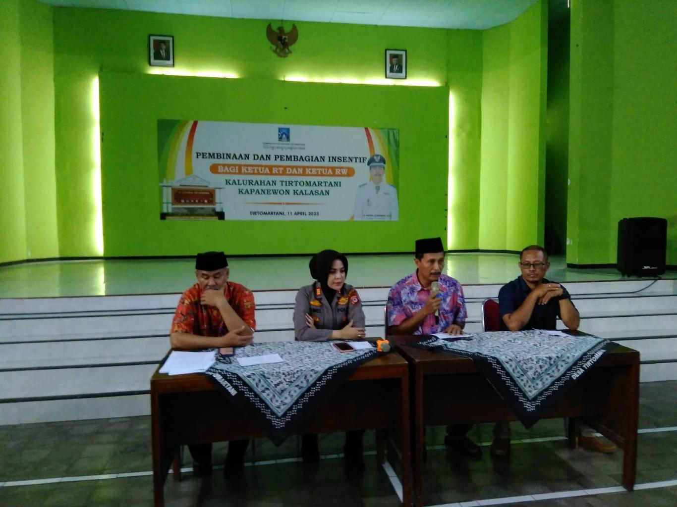 PEMBINAAN DAN PEMBERIAN INSENTIF BAGI KETUA RT RW KALURAHAN TIRTOMARTANI